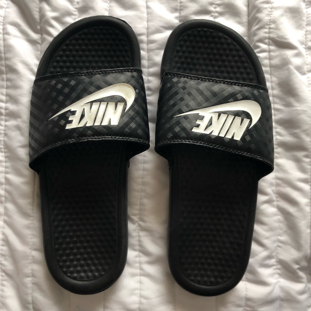 Like New Women’s Black Nike Slides
